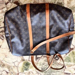 Authentic vintage Louis Vuitton shoulder bag. Perfect overnight size.